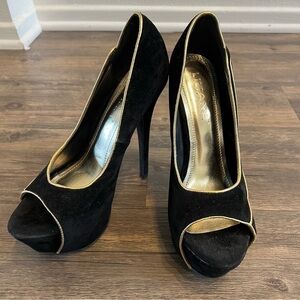 Women Sexy Velvet Black And Gold Open Toed Platform Stilettos Heels. Size 8
